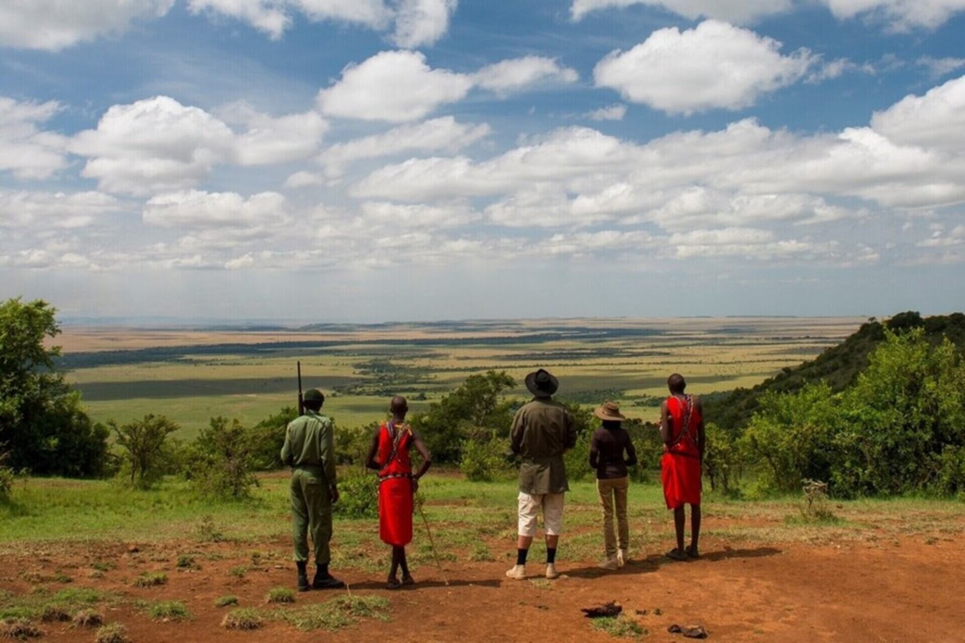 walking bush safari die massais zeigen ihren gaesten den weiten blick ueber die massai